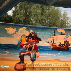 Un chouette décor de pirate pour le château gonflable "combo pirate"