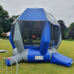 sauté en toute sécurité dans le trampoline gonflable