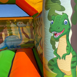 des gentils dinosaures dans le château gonflable