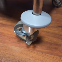 4 roues pivotantes dont 2 avec freins