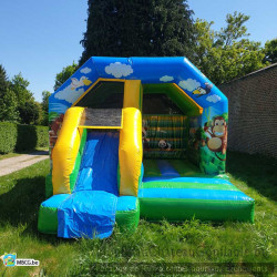 Le château gonflable couvert "Combo Jungle" avec toboggan en livraison